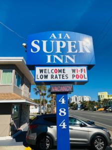 奥蒙德海滩A 1 A Super Inn的街上一家超级旅馆的一个标志