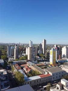 洛马斯-德萨莫拉Apartamento en el centro de Lomas的城市空中景观高楼