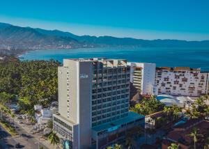 巴亚尔塔港Hotel Mio Vallarta Unique & Different- Adults Only的建筑的空中景观,背景是海洋