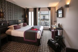 巴黎乐格雷酒店的酒店客房设有一张床和一个阳台。