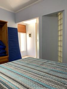 阿拉亚尔-杜卡布CASA PÔR DO SOL 2的一间卧室设有一张蓝色墙壁的大床