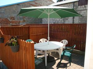 弗瓦迪斯瓦沃沃Lucy的庭院内桌椅和遮阳伞