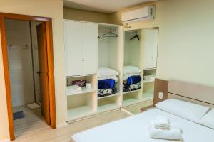 新彼得罗波利斯Cantinho do Sossego的客房设有一张床和带镜子的衣柜。