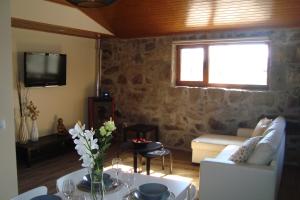 布拉加Quinta do Sobrado的客厅配有沙发和桌子
