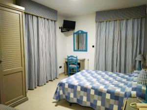 诺哈皮内达普拉亚酒店的卧室配有蓝色和白色的床和一张桌子