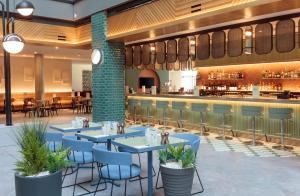 Holiday Inn London Heathrow - Bath Road, an IHG Hotel餐厅或其他用餐的地方