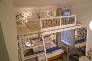 汉堡弗里茨普亚马酒店的一间卧室配有两张双层床。