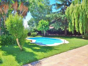 滨海圣波尔Belvilla by OYO Casa Jaume的一座小游泳池,位于一个树木繁茂的庭院内