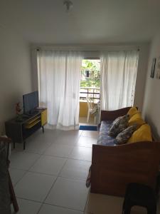 卡博迪圣阿戈斯蒂尼奥Reserva dos Corais的一间卧室配有一张床、一台电视和一个窗口
