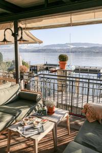 迈伦西斯岑安西酒店的阳台配有沙发,享有水景
