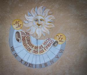 明乔河畔蓬蒂Casale la Meridiana的墙上的太阳和钟画