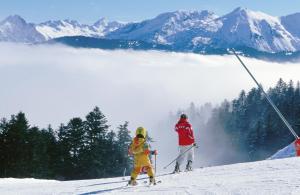阿克斯莱泰尔姆塔博硕乡村酒店的两人在雪覆盖的山上滑雪