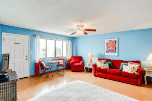 圣罗莎海滩Hidden Beach Villas 215的客厅配有红色沙发和红色椅子