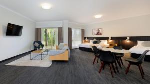 马奇Parklands Resort的酒店客房带两张床和一个客厅