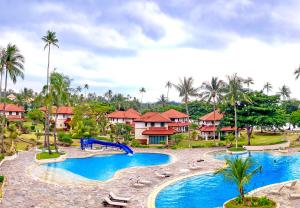 拉古洼班育波鲁别墅酒店的一个带两个游泳池和滑梯的度假村