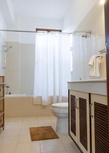 加德满都若帕旅馆的浴室配有卫生间、盥洗盆和淋浴。
