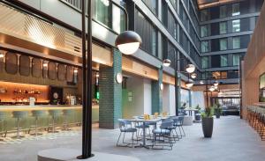 Holiday Inn London Heathrow - Bath Road, an IHG Hotel餐厅或其他用餐的地方