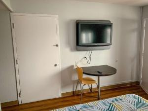 代顿代顿美国最佳价值汽车旅馆的一间设有桌子和墙上电视的房间