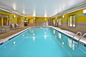 Hastings黑斯廷斯智选假日酒店的假日快捷酒店套房的游泳池