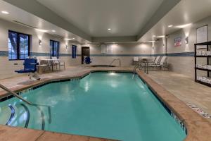 米苏拉米苏拉斜拉桥酒店的蓝色的游泳池,位于酒店客房内