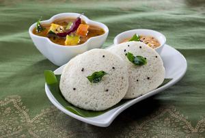 孟买Hotel Sea Grand, Colaba的桌上一盘带汤碗的食物