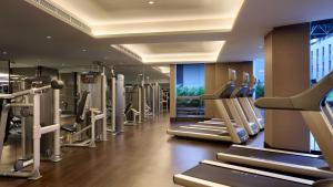 上海国家会展中心上海洲际酒店的大楼内带跑步机和机器的健身房