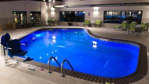 威廉波特威廉姆斯波特假日酒店的大楼里的一个大型蓝色游泳池