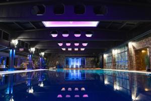 尤尔马拉波罗的海海滩酒店及SPA的大楼内带蓝色灯光的游泳池