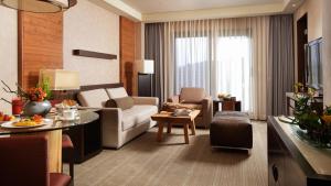 平昌平昌阿尔帕西亚洲际度假酒店的客厅配有沙发和桌子