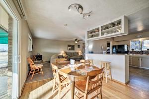 科尔特斯Cozy Cedar House - Family-Friendly Home with Yard!的用餐室以及带桌椅的厨房。