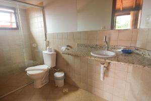 伊塔卡雷孔查热带公寓的一间带卫生间和水槽的浴室