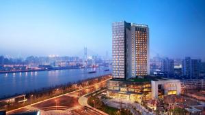 上海上海世博洲际酒店的城市里一条河流旁的高楼