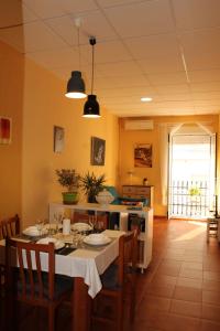 安波拉Apt ideal para familias cerca del mar的厨房以及带桌椅的用餐室。