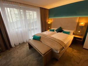 巴特法兴格Appartementhotel Cura Bad Füssing的酒店客房设有床和窗户。