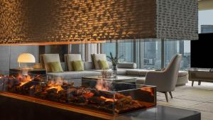 滨海新区天津于家堡洲际酒店及行政公寓的客厅设有壁炉和沙发。