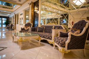 巴库Piano Hotel Baku的大厅,在大楼里配有沙发和桌子