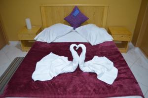 普拉亚LT Aparthotel的床上用毛巾制成的两天鹅