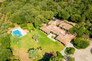 埃斯波尔莱斯Sa Tafona de Son Quint en Esporles的享有带游泳池的房屋的空中景致
