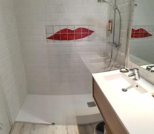 瑞莱斯三马斯酒店的一间浴室