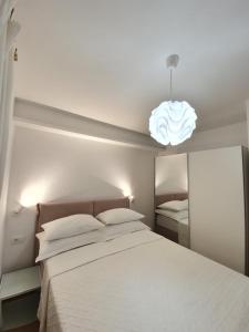 比比涅Apartments Karla的卧室配有白色大床和光线
