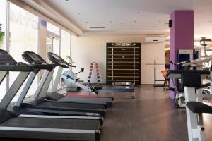 罗德镇Mitsis Grand Hotel的健身房设有跑步机和椭圆机