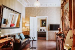 柏林霍宁格莫地精品酒店的带沙发和镜子的客厅