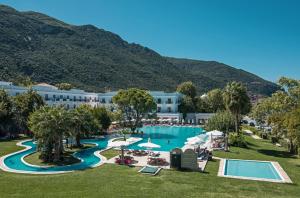 卡梅纳维洛拉Mitsis Galini的享有带游泳池的度假村的空中景致