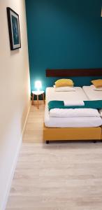 别尔斯克-比亚拉Hello Hostel & Apartments的蓝色墙壁客房的两张床