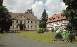 巴德茨韦斯滕Hotel Kavaliershaus/Schloss Bad Zwesten的前面有两人的大房子