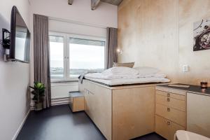 阿兰达Forenom Hotel Arlanda的一间小卧室,配有床和窗户