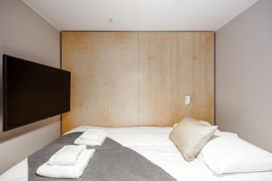 阿兰达Forenom Hotel Arlanda的一间卧室设有一张带平面电视的床。