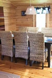 KoroHoliday Home Niittylahti by Interhome的用餐室配有藤椅和桌子
