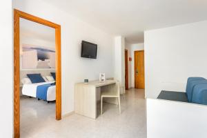 伊维萨镇Apartamentos Vibra Panoramic的酒店客房,配有床和镜子