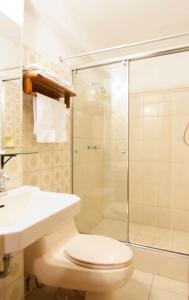 库斯科卡萨布兰卡酒店的带淋浴、卫生间和盥洗盆的浴室